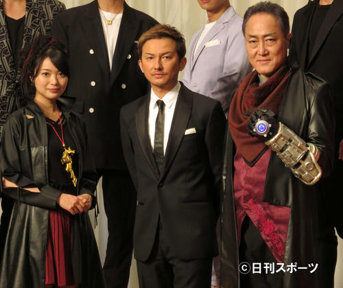 制作発表会見に出席した左から北原里英、ISSA、佐野史郎