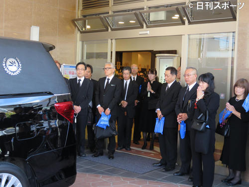 桂小文枝（中央右）ら大勢に見送られた木村進さん（撮影・村上久美子）