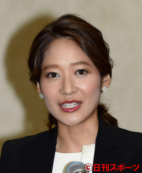 田中裕二結婚報告会見　爆笑問題・田中裕二の山口もえとの結婚報告会見で司会するTBSの吉田明世アナウンサー＝2015年10月4日