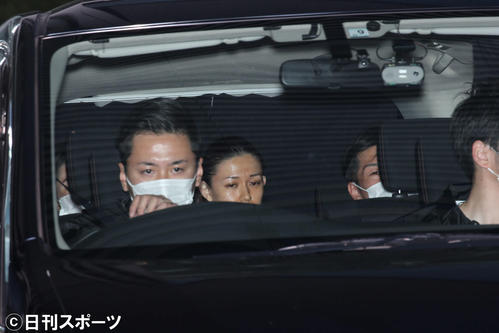 麻薬取締本部本部を出る女優の小嶺麗奈容疑者（中央）（撮影・井上学）