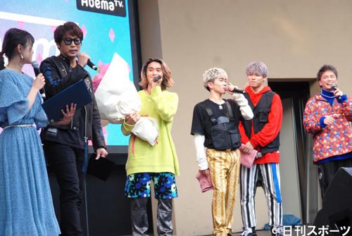 BALLISTIK　BOYZのデビュー記念イベントにサプライズで登場したEXILE黒木啓司（左から2人目）（撮影・大友陽平）