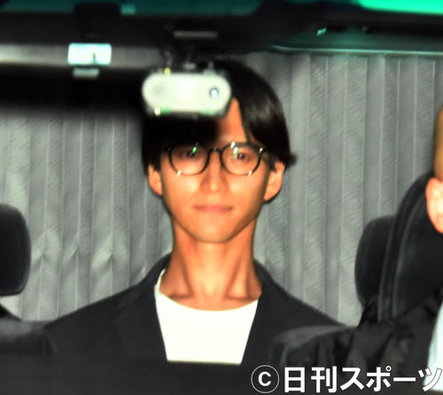 関東信越厚生局麻薬取締部を出る田口淳之介容疑者（撮影・柴田隆二）