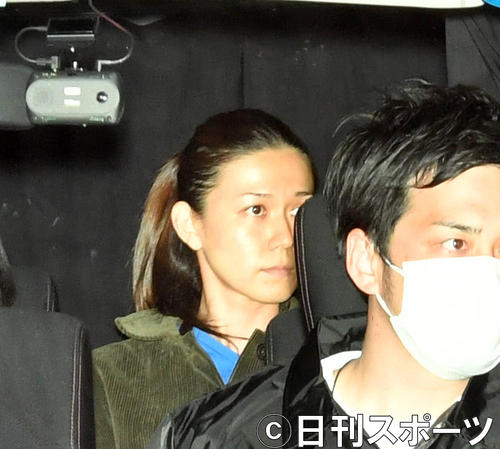 関東信越厚生局麻薬取締部を出る小嶺麗奈容疑者（撮影・柴田隆二）