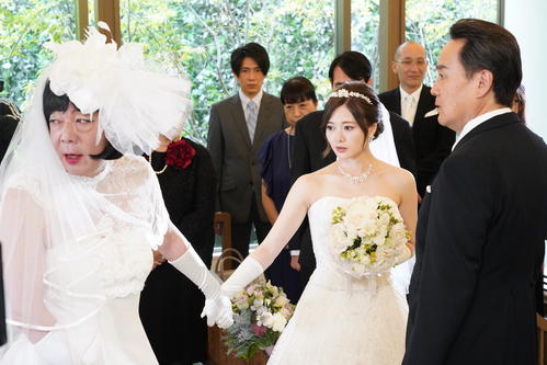 日本テレビ系「俺のスカート、どこ行った？」25日放送の第6話でウエディングドレス姿の白石麻衣（中央）の手を引く古田新太（左）