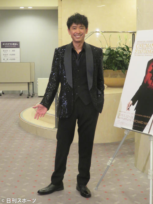 キラキラ衣装で取材に応じた坂本昌行