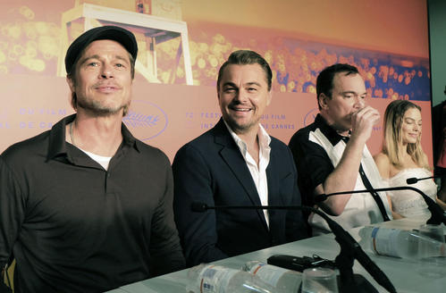 カンヌ国際映画祭で記者会見する（左から）ブラッド・ピット、レオナルド・ディカプリオ、クエンティン・タランティーノ監督＝22日、フランス・カンヌ（共同）