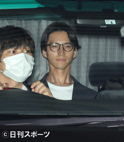 麻薬取締部を出る元KAT－TUNの田口淳之介容疑者（撮影・井上学）