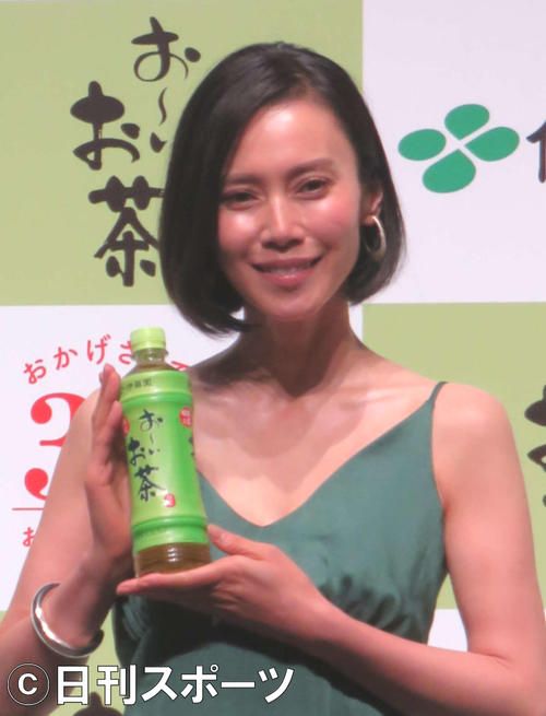 「お～いお茶」のギネス世界記録公式認定証授与式に出席した中谷美紀