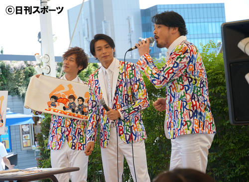 「さるとびエッちゃん」のオープニング曲を歌う小田井涼平（手前）。左奥から後上翔太、白川裕二郎（撮影・遠藤尚子）