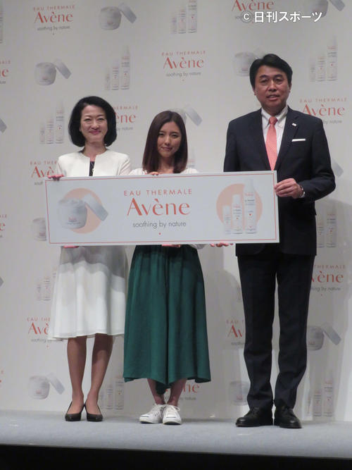 「アベンヌアンバサダー」就任発表会に出席した真野恵里菜。左はピエールファーブルジャポン峯田恵里子さん、右は同社の牧野美則社長（撮影・大井義明）