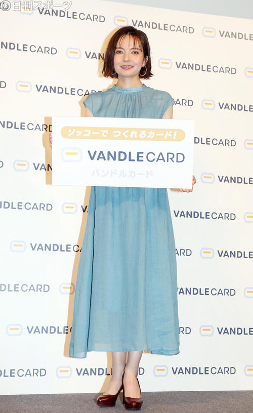 Visaプリペイドカード「バンドルカード」の記者会見で、記念撮影するベッキー（撮影・狩俣裕三）