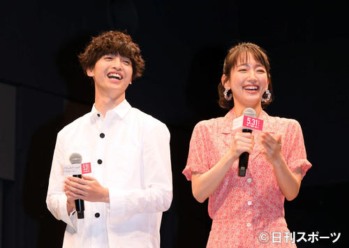 映画「パラレルワールド・ラブストーリー」公開直前イベントで笑顔を見せる、主演のKis－My－Ft2の玉森裕太（左）と吉岡里帆（撮影・たえ見朱実）