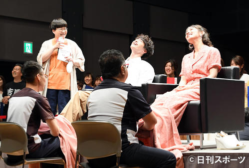 激痛マッサージを受けるKis－My－Ft2の玉森裕太だが、気持ちよさそうな演技を見せる（撮影・たえ見朱実）