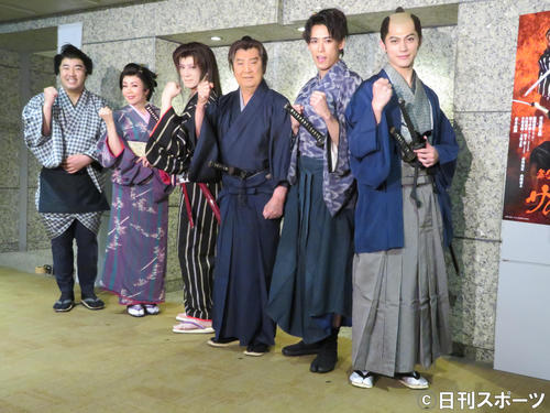 舞台「赤と黒　サムライ・魂」の会見を行った左から堤下敦、小川菜摘、京本政樹、里見浩太朗、越岡裕貴、福士申樹