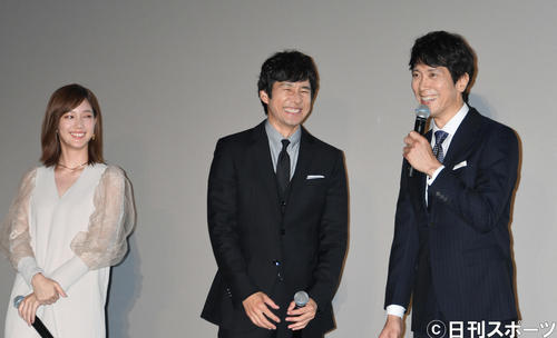 「空母いぶき」初日で、笑顔で舞台あいさつする左から本田翼、西島秀俊、佐々木蔵之介ら出演者たち（撮影・酒井清司）