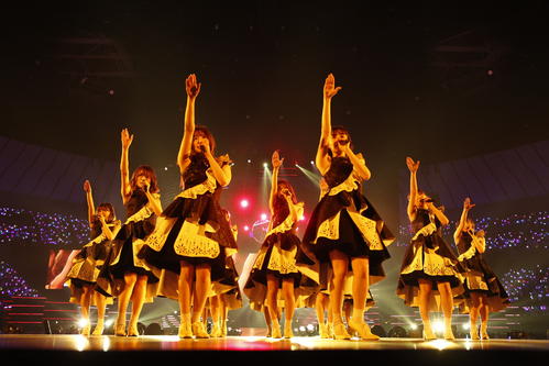 満員の横浜アリーナでパフォーマンスする乃木坂46
