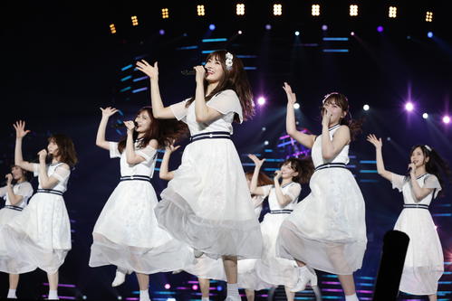 「シークレットグラフィティー」を披露する乃木坂46。中央は樋口日奈