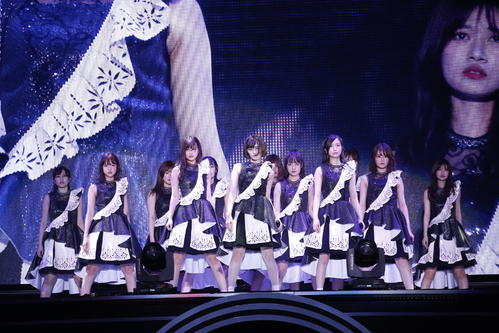 満員の横浜アリーナでパフォーマンスする乃木坂46
