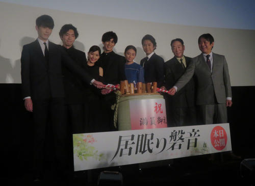 映画「居眠り磐音」初日舞台あいさつで鏡開きをする松坂桃李（左から4人目）。左から杉野遥亮、柄本佑、芳根京子、1人おいて木村文乃、谷原章介、石丸謙二郎、本木克英監督（2019年5月17日撮影）
