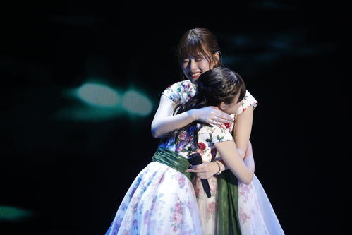 「釣り堀」を歌い終えて涙で抱き合う伊藤かりん（手前）と伊藤純奈