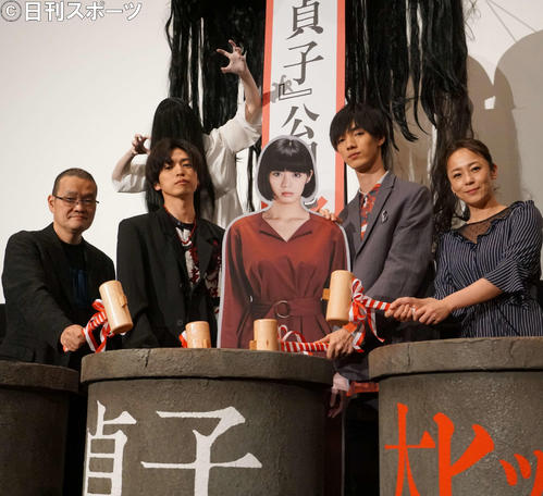 映画「貞子」公開御礼舞台あいさつに出席した、左から中田秀夫監督、桐山連、池田エライザのパネル、清水尋也、佐藤仁美（撮影・遠藤尚子）