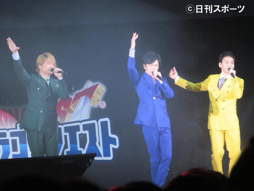 CMソング「星のファンファーレ」フルバージョンを初披露した、左から香取慎吾、稲垣吾郎、草なぎ剛