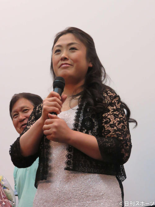 映画「兄消える」の初日舞台あいさつにゲスト出席した真由子。後方は西川信広監督