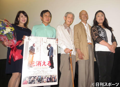 映画「兄消える」の初日舞台あいさつに出席した、左から土屋貴子、西川信広監督、柳沢慎一、坂口芳貞、真由子