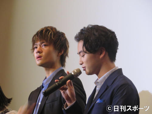 サプライズ手紙に号泣した佐野勇斗（左）に代わり代弁する森永悠希