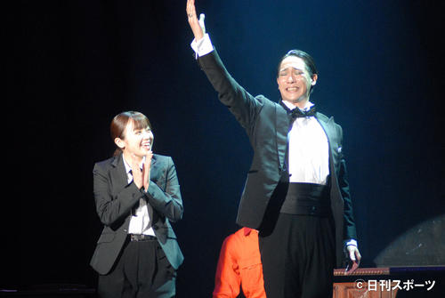 舞台「熱海殺人事件」東京公演の公開稽古で演技する今泉佑唯（左）と味方良介（2019年4月4日撮影）