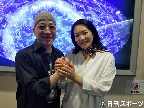 舞台後、健闘をたたえうあう笛吹利明（左）と中村詩織