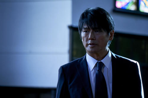 所轄の緑坂署の刑事・皆川耕作（高橋克典）は、復讐を遂げた勇吾と里美を逃がそうとした（c）東海テレビ