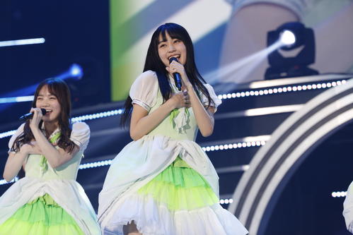 初の単独ライブを開催した乃木坂46の4期生。笑顔で歌う賀喜遥香（右）