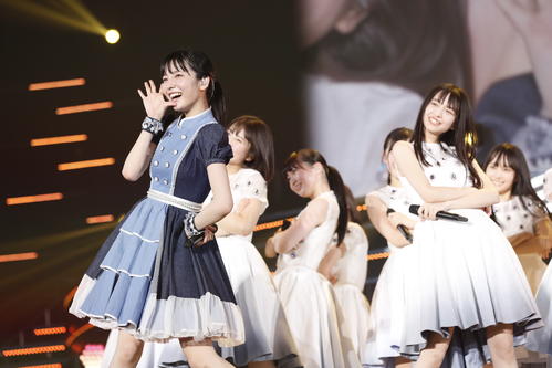 初の単独ライブを開催した乃木坂46の4期生。「太陽ノック」をセンターで歌う早川聖来（左）