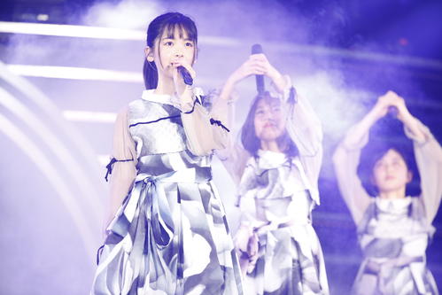 初の単独ライブを開催した乃木坂46の4期生。筒井あやめ（左）