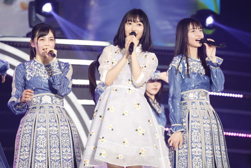 初の単独ライブを開催した乃木坂46の4期生。パフォーマンスする北川悠理（中央）