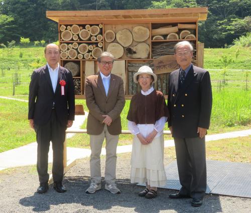 「昆虫の家」除幕式に出席した八千草薫（中央右）