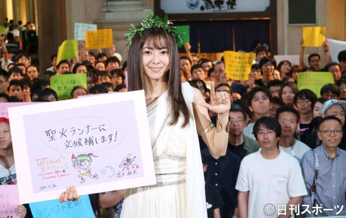 20周年記念アルバム発売イベントに出席した倉木麻衣は、聖火ランナーに立候補することを発表