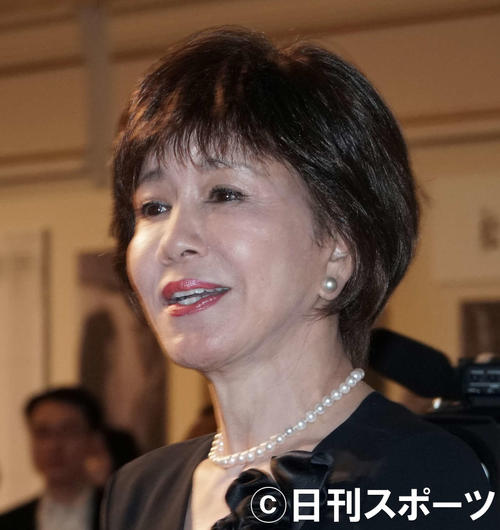 「松方弘樹さんを偲ぶ会」であいさつをする三田佳子