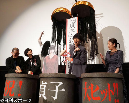 映画「貞子」舞台あいさつに出席した、左から中田秀夫監督、桐山漣、池田エライザのパネル、清水尋也、佐藤仁美（2019年5月25日撮影）