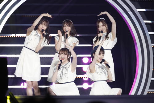 「Am，　I　Loving　」を披露した（前列左から）渡辺みり愛、堀未央奈、後列左から鈴木絢音、北野日奈子、星野みなみ