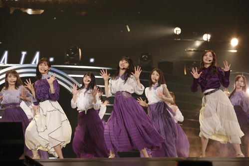横浜アリーナライブで新曲「Sing　Out！」を披露した乃木坂46。中央は齋藤飛鳥