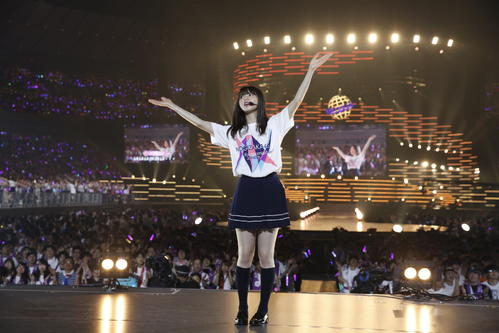 アンコールで「Sing　Out！」披露し、クラップする齋藤飛鳥