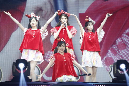 全員集合したさゆりんご軍団。手前は伊藤かりん。奥左から佐々木琴子、松村沙友理、寺田蘭世