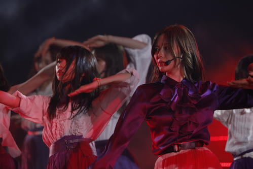 「インフルエンサー」を披露した乃木坂46。左は齋藤飛鳥、右は白石麻衣