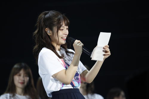 ラストステージでファンにあいさつする乃木坂46斉藤優里