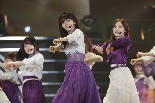 横浜アリーナライブで新曲「Sing　Out！」を披露した乃木坂46。中央は齋藤飛鳥