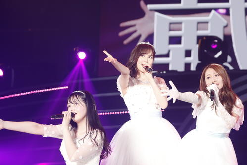 「ぼっち党」を披露した（左から）久保史緒里、生田絵梨花、桜井玲香