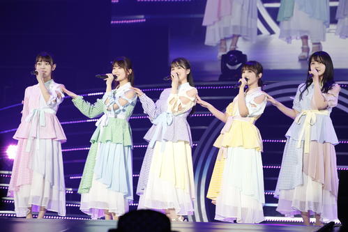 「平行線」を披露した（左から）阪口珠美、岩本蓮加、大園桃子、与田祐希、久保史緒里