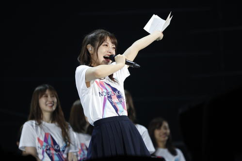 ラストステージでファンにあいさつする乃木坂46斉藤優里